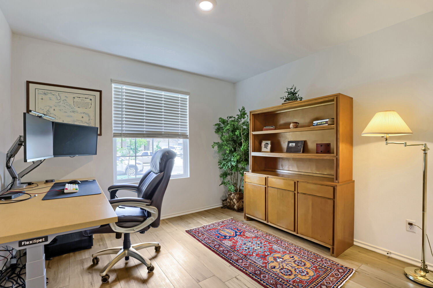 Flexible office or third bedroom